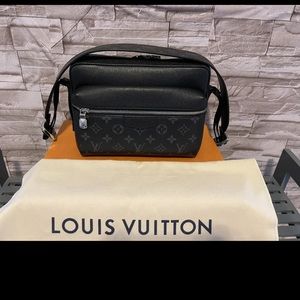 COPY - Louis Vuitton Outdoor Messenger
Pm FO 0271 100% Authentic Black